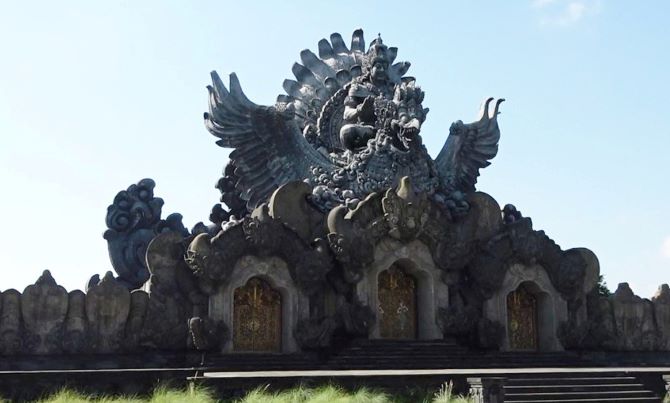 DIPANJAT:  Patung Garuda Wisnu Serasi (GWS) yang dipanjat oleh sepasang muda-mudi viral di media sosial. (Istimewa)