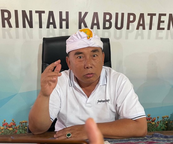 Bupati Jembrana I Nengah Tamba saat ditemui di Rumah Jabatan Bupati, Sabtu (17/6). (Gde Riantory/Bali Express)