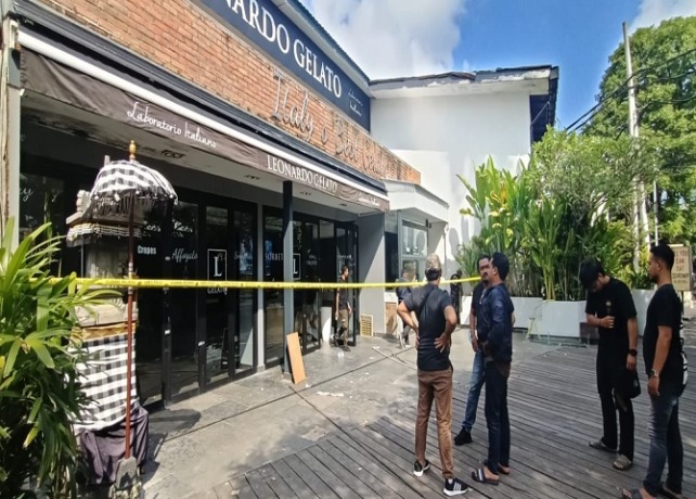 POLICE LINE: Pascakejadian penjarahan, Leonardo Gelato sudah dipasangi garis polisi untuk kepentingan penyelidikan. (ISTIMEWA)