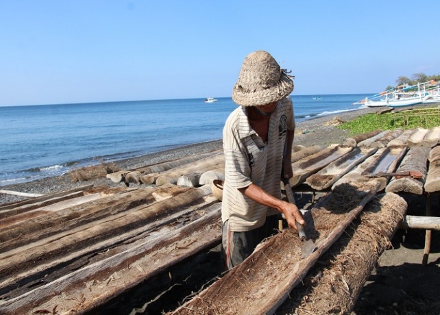 GARAM AMED: Petani garam Amed di Desa Purwakerti, Abang, saat memproduksi garam. (istimewa)