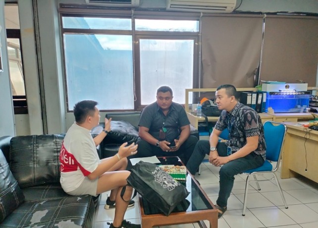DIPERIKSA: Ricky diamankan oleh Avsec PT Angkasa Pura dan diperiksa Otoritas Bandara Ngurah Rai usai membuat candaan membawa Bom. (istimewa)
