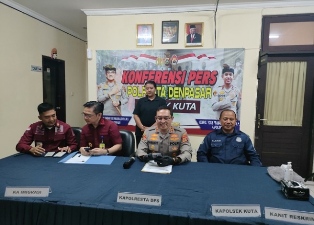BEBERKAN: Kapolresta Denpasar Kombespol Bambang Yugo Pamungkas membeberkan perkembangan kasus pornografi dengan tersangka wanita Denmark Cille Ayla Piigard. (I GEDE PARAMASUTHA/BALI EXPRESS)