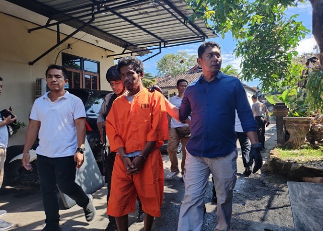 TERBONGKAR: Pencurian yang telah direncanakan Hendrikus dengan matang selama dua hari berhasil dibongkar aparat Polsek Denpasar Selatan. (I GEDE PARAMASUTHA/BALI EXPRESS)