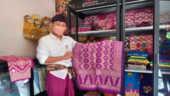 SONGKET: I Made Ngurah Wedana menunjukkan kain songket khas Desa Samayaji. Ist
