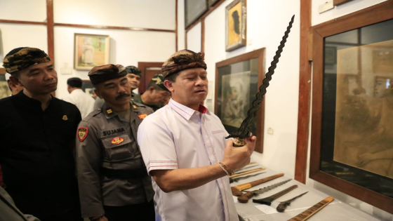 PAMERAN KERIS : Bupati Klungkung I Nyoman Suwirta membuka pameran keris di Museum Semarajaya, Jumat (2/6). Ist