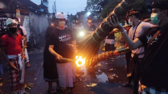 NGELUKAT GENI : Warga Desa Adat Satra menyalakan api prakpak saat menjalankan tradisi Ngelukat Geni. Ist  