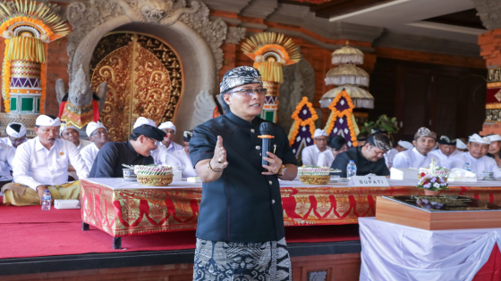 PRASASTI : Bupati Badung Giri Prasta menghadiri Melaspas dan Pujawali Pura Bhagawan Penyarikan sekaligus menandatangani Prasasti di Banjar Batanasem Sempidi, Kecamatan Mengwi, Sabtu (3/6). Prokompim Setda Badung for Bali Express
