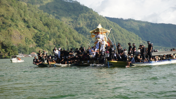 NGABEN: Upacara Ngaben di Desa Terunyan, Kecamatan Kintamani, Bangli melewati Danau Batur. Dok Bali Express