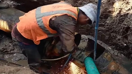 PERBAIKAN : Petugas melakukan perbaikan pipa PDAM Badung di jembatan panjang, Jalan Baypass I Gusti Ngurah Rai, Jimbaran, Kuta Selatan, Selasa (30/5). Ist