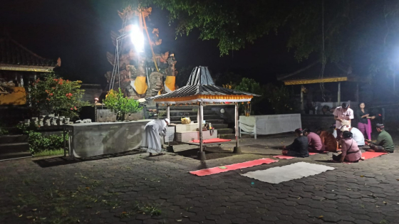 UTAMA MANDALA: Sejumlah pamedek sembahyang di utama mandala Pura Giri Waseso.Putu Mardika/Bali Express
