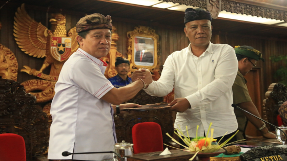 RAPAT PARIPURNA: Bupati Klungkung I Nyoman Suwirta saat menghadiri Rapat Rekomendasi Laporan Hasil Pemeriksaan BPK RI Tahun Anggaran 2022, Rabu (7/6). Ist