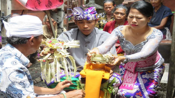 BASE WAKULAN : Prosesi nyerahang base wakulan saat majauman. Ist