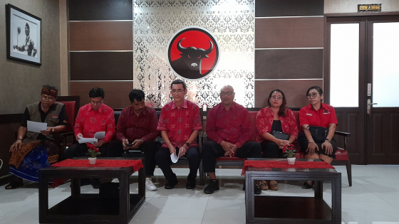 AA Ngurah Adhi Ardhana (tengah). Dok Bali Express