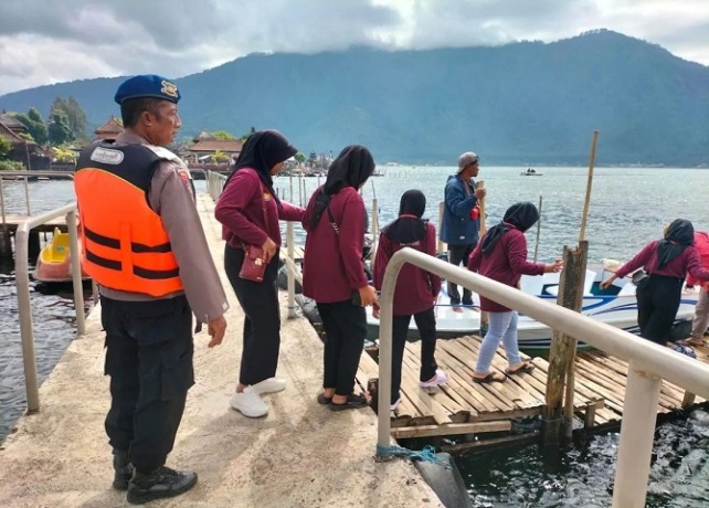 RAMAI : Aktivitas wisata anak sekolah di Ulundanu Beratan. (ISTIMEWA)