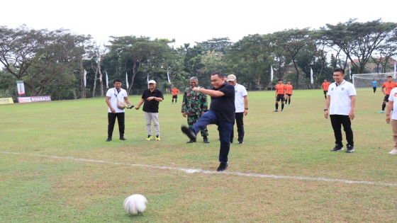 TENDANG BOLA : Bupati Jembrana I Nengah Tamba saat membuka secara resmi Liga Jembrana 2023. Gde Riantory/Bali Express  