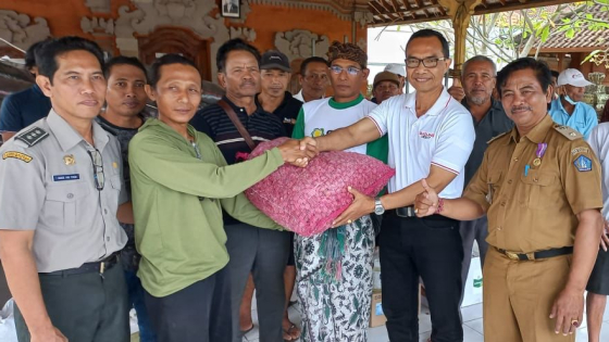 BAWANG : Kadisperpa Badung I Wayan Wijana saat menyerahkan bantuan sarana dan prasarana pengembangan bawang merah kepada petani di Bale Subak Munggu, Senin (12/6).  Ist