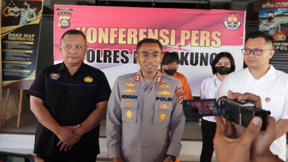 DICIDUK : Kapolres Klungkung AKBP I Nengah Sadiarta memaparkan barang bukti. I Wayan Ananda Mustika Putra/Bali Express