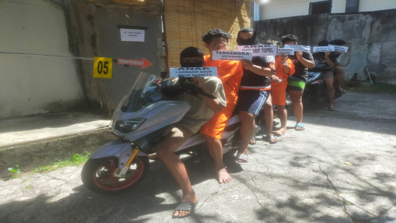 REKA ULANG : Para tersangka memeragakan ulang adegan saat mereka menghabisi nyawa Yohanis di Jalan Dewi Madri I. Ist
