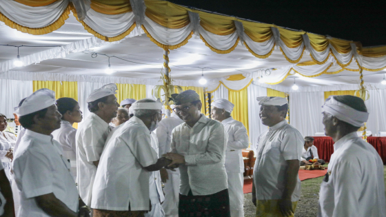 ATMA WEDANA : Sekda Badung Adi Arnawa saat menghadiri Karya Atma Wedana dan Manusa Yadnya  di Parkiran Pura Kahyangan Dalem Desa Adat Ayunan, Kecamatan Abiansemal, Rabu (14/6). Prokompim Setda Badung for Bali Express