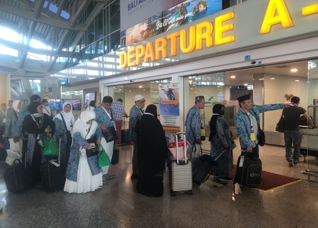 DILEPAS : Kemenag melepas puluhan Jamaah Haji Khusus Bumi Nata Wisata, Minggu (18/6). (ISTIMEWA)