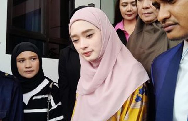 MEDIASI: Inara Rusli usai melakukan mediasi di Pengadilan Agama Jakarta Barat.