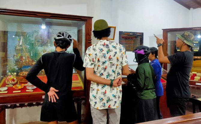 BANYAK KOLEKSI:  Sejumlah orang berkunjung ke Museum Gedong Kirtya Singaraja. (Dian Suryantini/Bali Express)