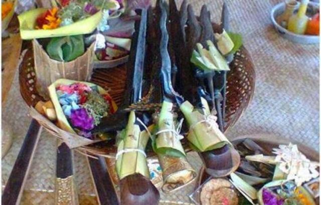 PASUPATI: Upacara Pasupati  dimaksudkan sebagai pemujaan atau permohonan berkah kepada Sang Hyang Pasupati agar  memberikan kekuatan magis pada benda – benda tertentu yang akan dikeramatkan.