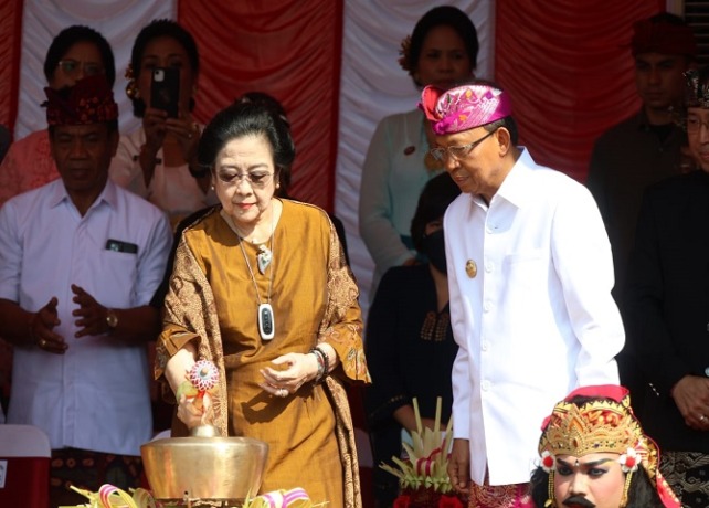 PKB : Pembukaan PKB XLV oleh Prof. Dr (H.C.) Ibu Megawati Soekarnoputri yang didampingi Gubernur Bali, Wayan Koster. (HUMAS PEMPROV BALI FOR BALI EXPRESS)