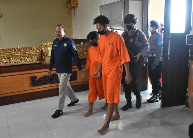 SADIS: Krisna sebagai pelaku utama pembunuhan dan Ipan dihadirkan di Mapolresta Denpasar. Mereka mengakui mengeroyok korban karena kesal perbuatan mereka menendang korban lebih dulu dibalas dengan lemparan batu. (AGUNG BAYU/BALI EXPRESS)