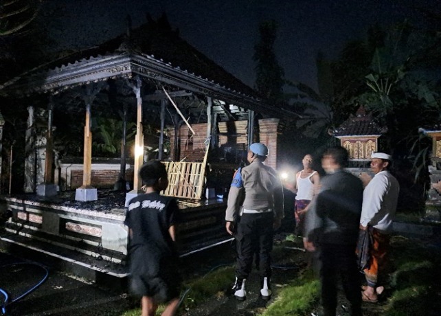HANGUS : Bale Piyasan Merajan Agung Satria Kaleran di Banjar Pacung, Desa Pejeng Kelod, Kecamatan Tampaksiring, Gianyar, Sabtu (3/6) terbakar. (ISTIMEWA)