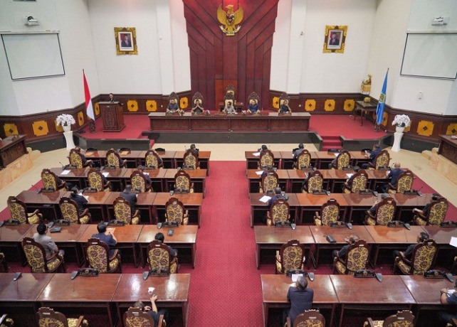 USULAN : Suasana rapat paripurna penyampaian pandangan umum fraksi terhadap Rancangan Peraturan Daerah (Ranperda) Kabupaten Gianyar tentang Pertanggungjawaban Pelaksanaan APBD Kabupaten Gianyar Tahun Angaran 2022, Senin (5/6). (ISTIMEWA)