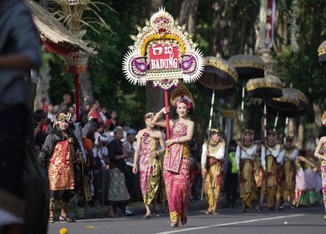 MEMUKAU: Duta Kabupaten Badung berhasil tampil memukau dalam pembukaan PKB ke-45, Minggu (18/6). (ISTIMEWA)