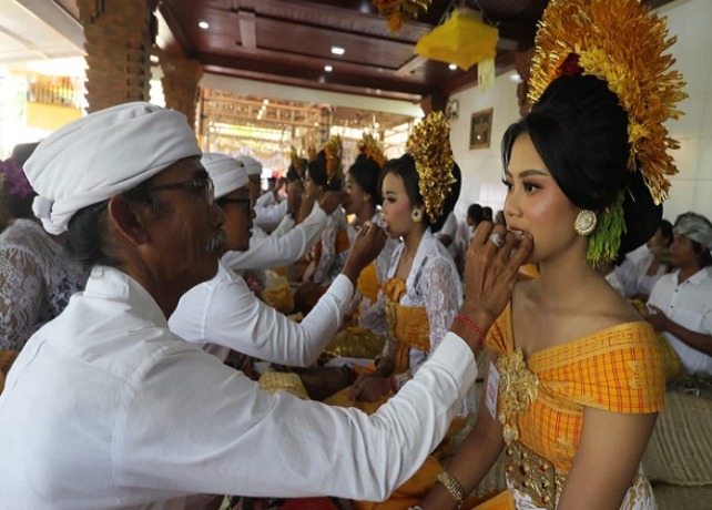 METATAH: Pelaksanaan upacara metatah oleh MSWP di Bale Banjar Pandean, Desa Mengwi, Kecamatan Mengwi, Minggu (18/6).  (ISTIMEWA)