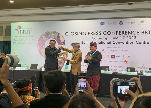 KOMITMEN: Penutupan BBTF dihadiri Menteri Pariwisata dan Ekonomi Kreatif, Sandiaga Salahudin Uno, didampingi oleh Wakil Gubernur Bali, Tjokorda Oka Artha Ardana Sukawati serta pemangku kepentingan pariwisata, sektor swasta, asosiasi. (RIKA RIYANTI/BALI EX