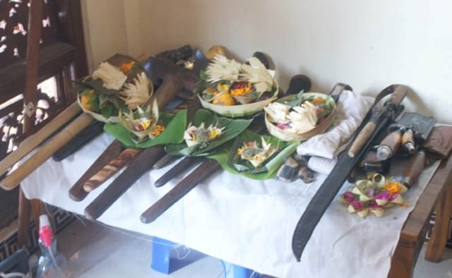 OTONAN KERIS : Upacara untuk keris dan benda pusaka saat haru suci Tumpek Landep.