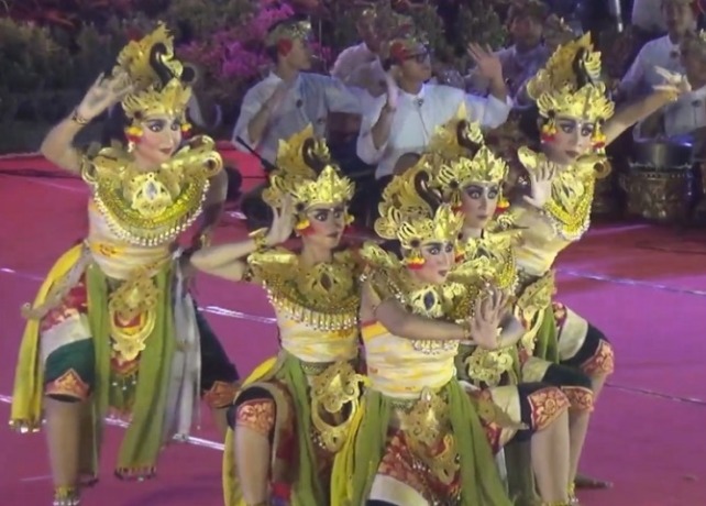 REKONTRUKSI : Tari Pancasila dari Buleleng, dipentaskan perdana di RTH Bung Karno, Singaraja setelah berhasil direkonstruksi. (DIAN SURYANTINI/BALI EXPRESS)