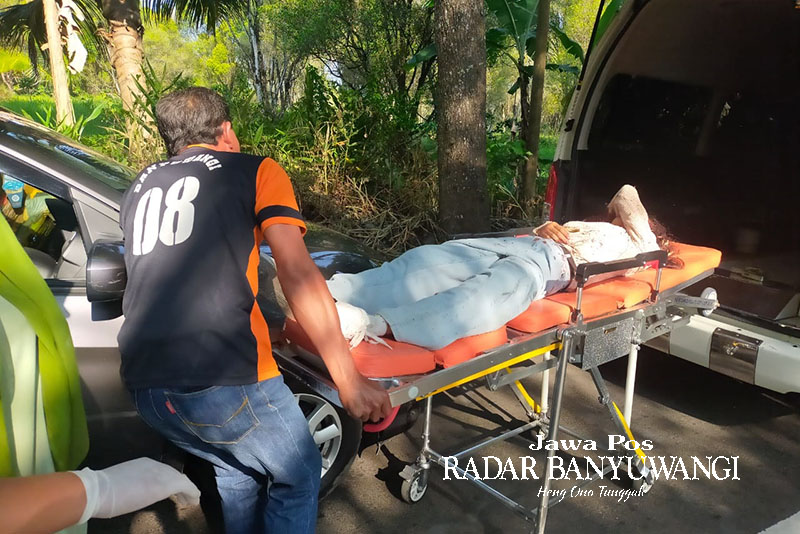LUKA PARAH: Personel Satlantas Polresta Banyuwangi mengevakuasi pelajar korban kecelakaan di jalur maut Sengkan Mayit, Desa Tamansari, Kecamatan Licin, Banyuwangi, Minggu (29/10).