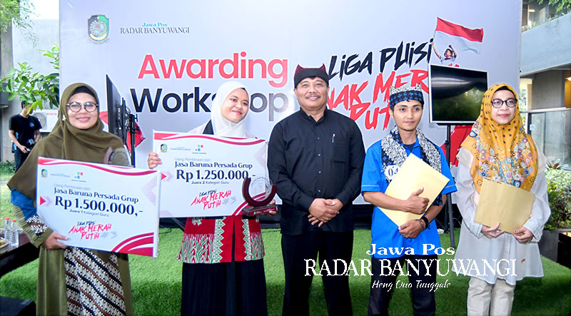 AWARDING: Para juara Liga Puisi kategori guru berfoto dengan Kepala Bidang SMP Dinas Pendidikan Banyuwangi, Dr Alfian MPd.