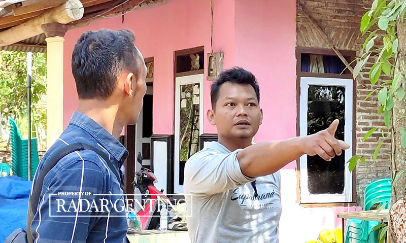 TEKA-TEKI: Warga menunjukkan lokasi video mesum yang viral di medsos dan diduga dibuat di pemakaman warga etnis Tionghoa di Dusun Resomulyo, Desa Genteng Wetan, Kecamatan Genteng, Minggu (29/10).