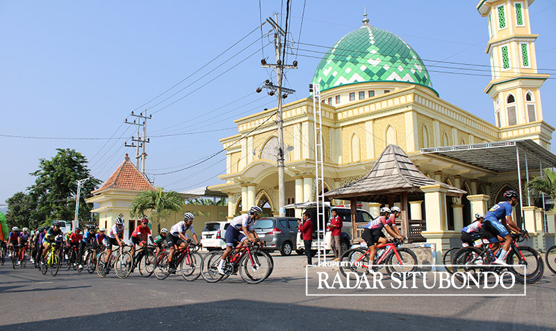 Sejumlah atlet balap sepeda melewati rute kota. Situbondo Rengganis Rice and Challenge diikuti puluhan peserta dari luar Kota Santri.