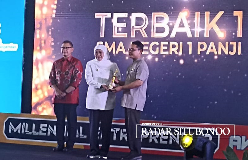 APRESIASI: Siswa SMAN 1 Panji menerima piagam penghargaan dari Gubernur Jawa Timur Khofifah Indar Parawansa di Gedung Grahadi Surabaya, belum lama ini.