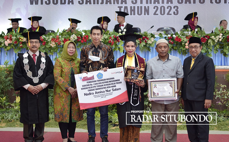 Wisudawan terbaik Unars Situbondo Nadira Annisa Nur Salam mendapat hadiah tabungan.