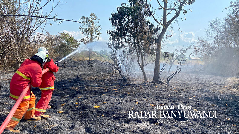PADAMKAN API: Tim Penanganan Kebakaran Bandara Banyuwangi menyemprotkan air di lokasi yang terbakar, Minggu (29/10).