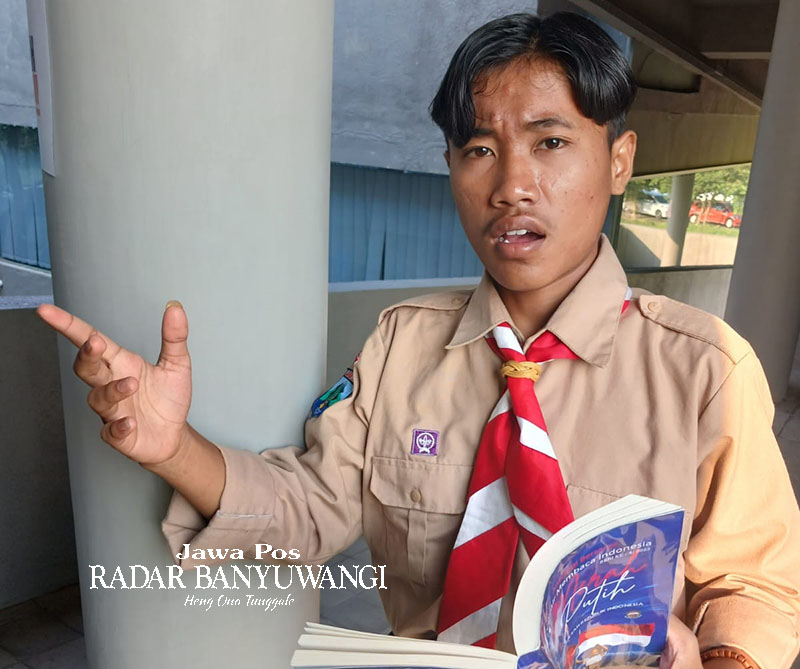 DARI LUAR DAERAH: Khoirul Falah bersama Mita Sari dan dua guru pendamping usai menghadiri awarding Liga Puisi 3 di Grha Pena JP RaBa, Sabtu (28/10).