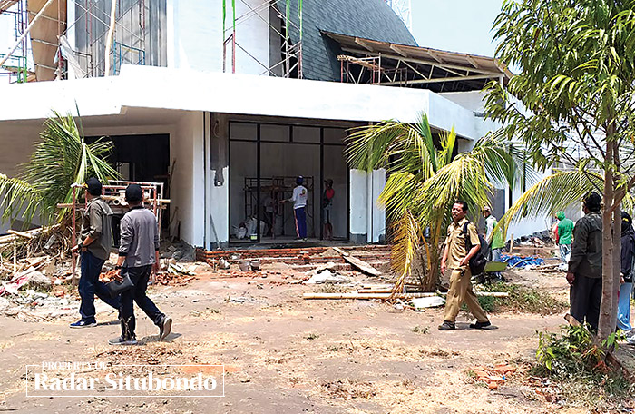 Komisi II DPRD Situbondo meninjau pembangunan sentra kuliner, di Desa Pasir Putih, Kecamatan Bungatan, Selasa (31/10).