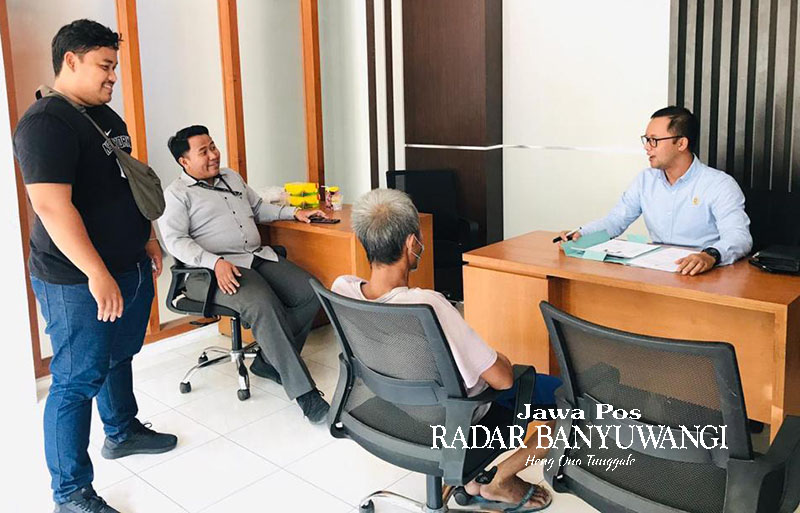 DIKAWAL PENYIDIK: Senan (kanan) dilimpahkan ke Kejaksaan Negeri Banyuwangi, Senin (30/10).