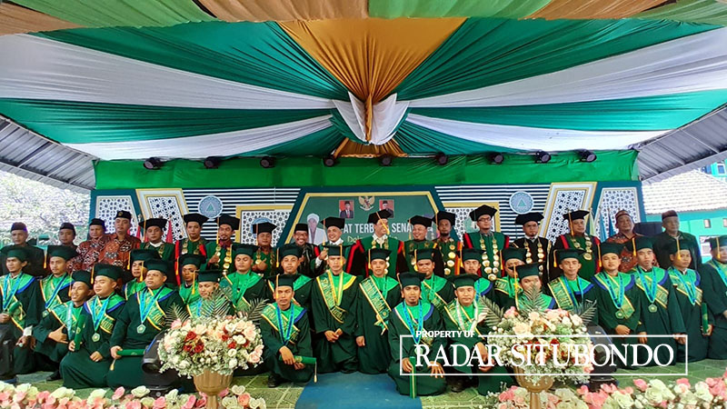 ABADIKAN MOMEN: Jajaran dosen dan mahasiswa Sekolah Tinggi Agama Islam Nurul Huda (STAINH) Desa Peleyan, Kecamatan Kapongan, Situbondo, berfoto bersama di hamaman kampus STAINH.