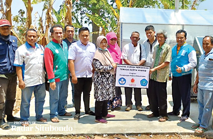 BERMANFAAT: Universitas Abdurahman Saleh (UNARS) Situbondo dan Universitas Surabaya (UBAYA) melakukan serah terima alat pengering tenaga surya hybrid kepada kelompok tani Dusun Alun Alun, Desa Kayumas