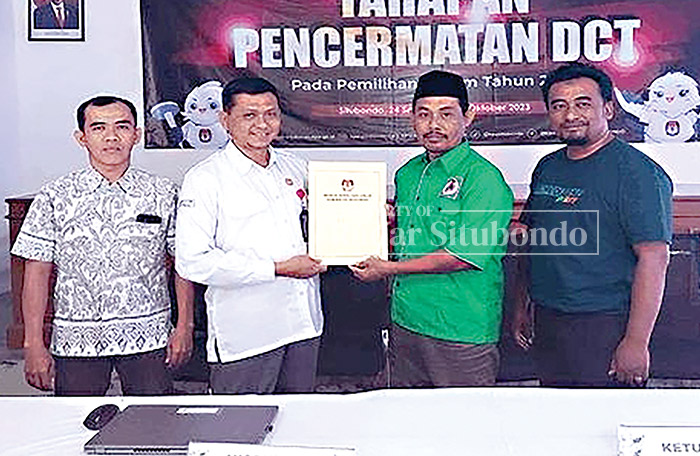 PARIPURNA: Komisioner KPU Situbondo menerima pengembalian berkas bacaleg dari pengurus parpol, di aula kantor KPU Situbondo, beberapa waktu lalu.