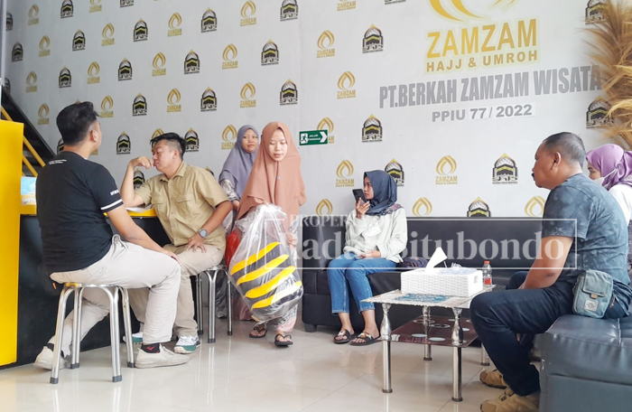 LAMPIASKAN KEKESALAN: Sejumlah calon jemaah haji dan umrah meminta pengembalian uang di ruang resepsionis PT Berkah Zamzam Wisata, Kelurahan Dawuhan, Kecamatan/Kota Situbondo,&nbsp;Minggu (5/10).